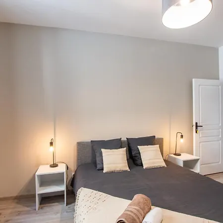 T4 Cosy Centre Chateau Wifi Apartment *